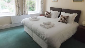 Ropa de cama hipoalergénica y tabla de planchar con plancha