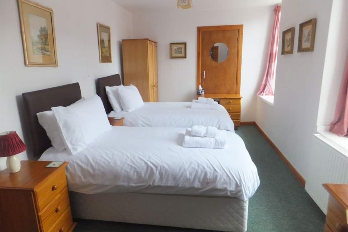 Hypo-allergenic bedding, iron/ironing board, free WiFi