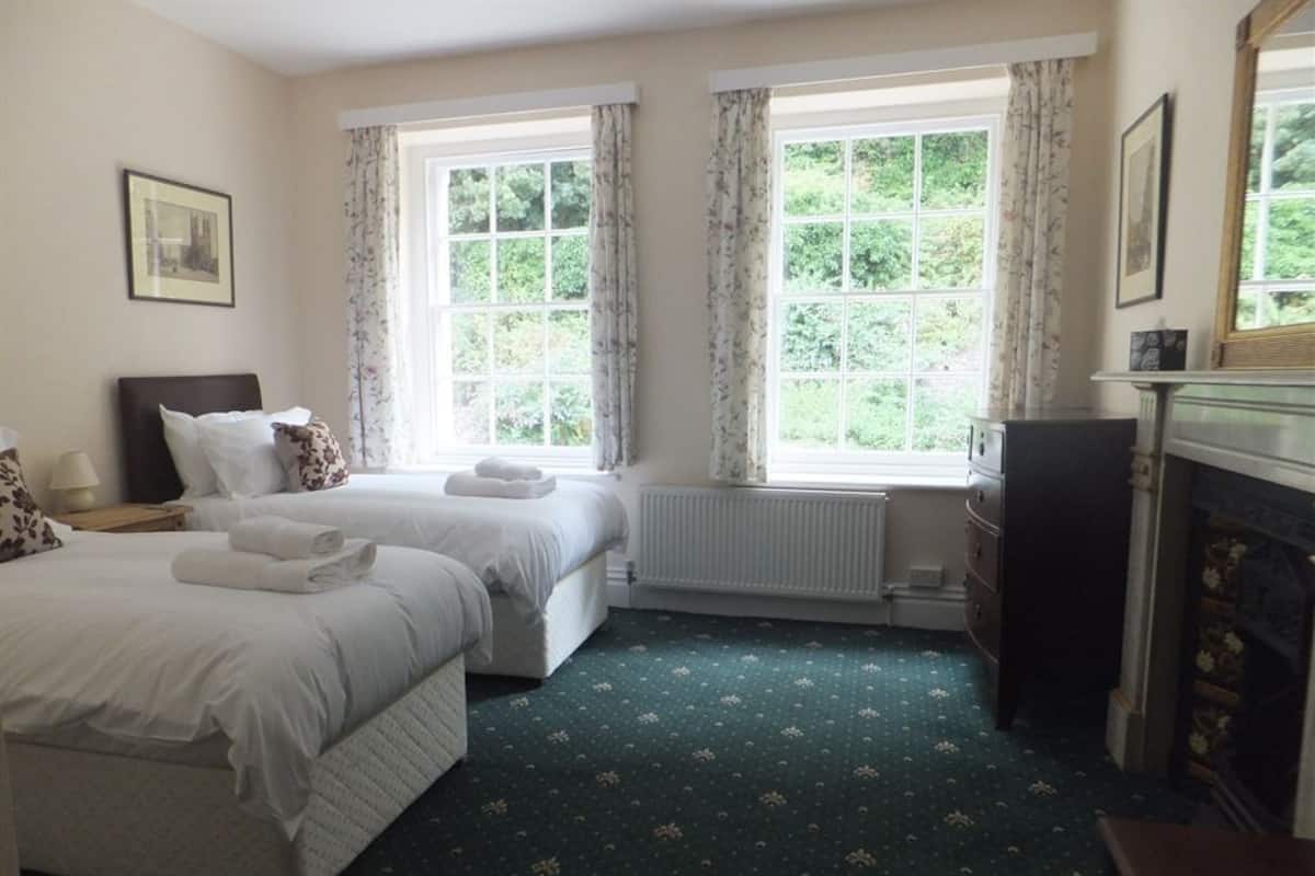 Hypo-allergenic bedding, iron/ironing board, free WiFi