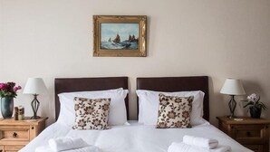 Hypo-allergenic bedding available, iron/ironing board, WiFi (free) - The Old Ship Aground (Minehead)