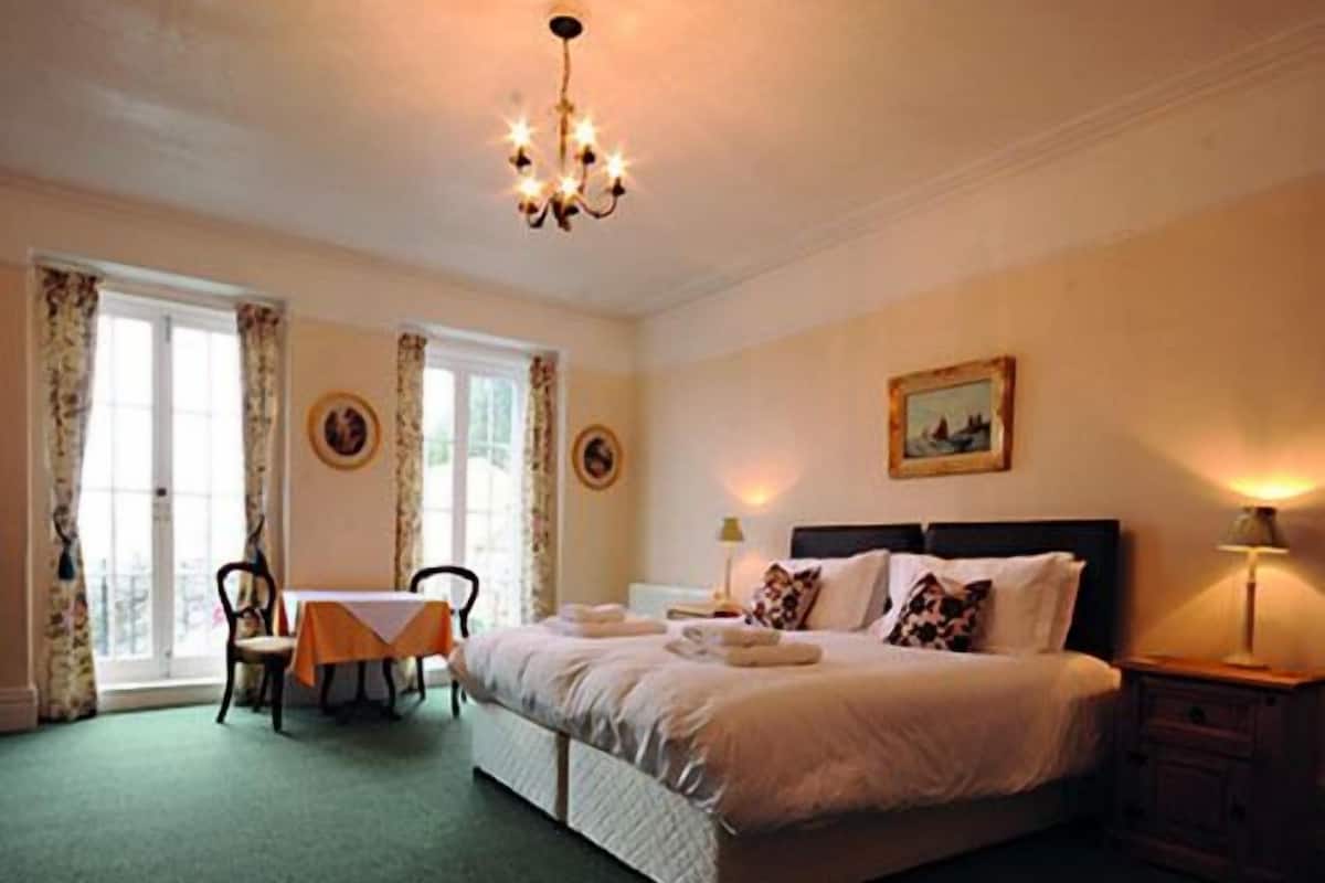 Hypo-allergenic bedding, iron/ironing board, free WiFi