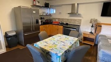 Deluxe-Studio | Eigene KĂŒche | KĂŒhlschrank, Mikrowelle, Wasserkocher mit Kaffee-/Teezubehör