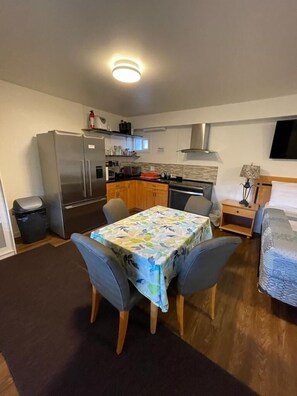 Refrigerador, microondas, cafetera/tetera, freezer