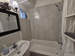 Deluxe Room, 1 Bedroom, Kitchen, Mountain View | Bathroom | Combined shower/tub, free toiletries, hair dryer, towels