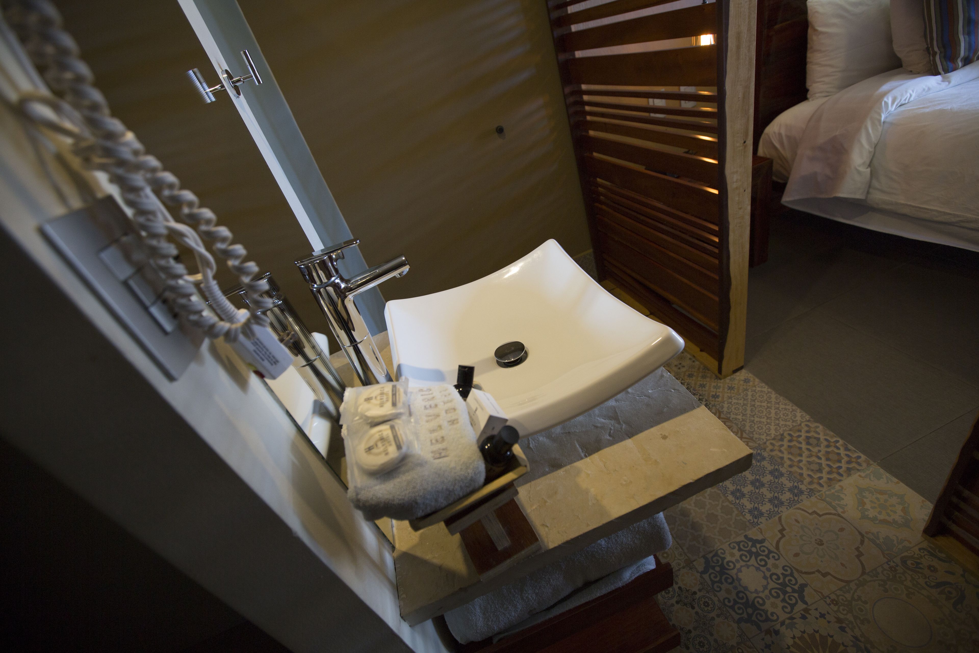 deluxe room, balcony | bathroom sink