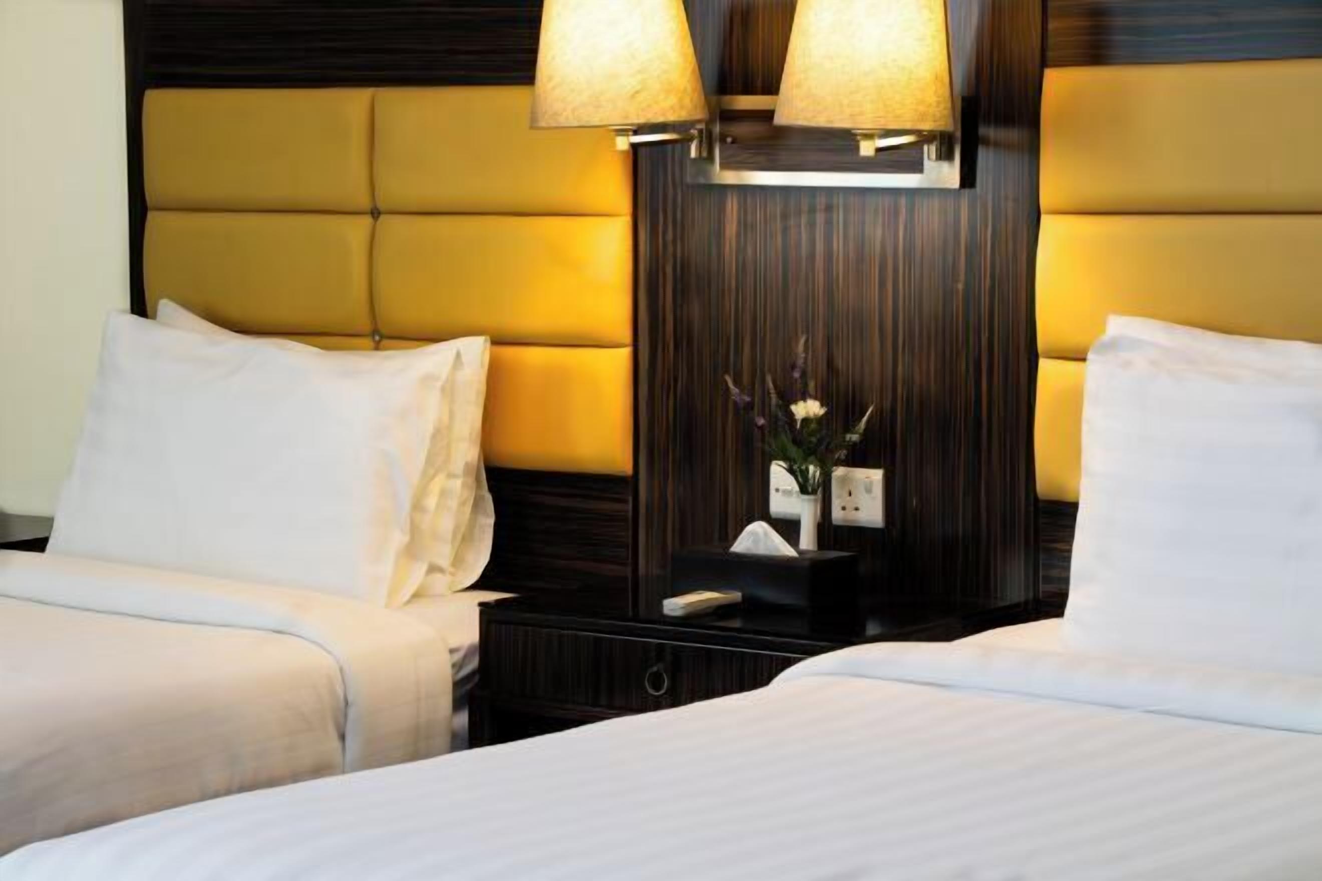 Frigobar, cofres nos quartos, escrivaninha