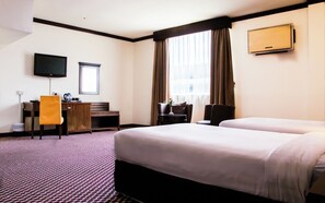 Minibar, Zimmersafe, Schreibtisch, laptopgeeigneter Arbeitsplatz