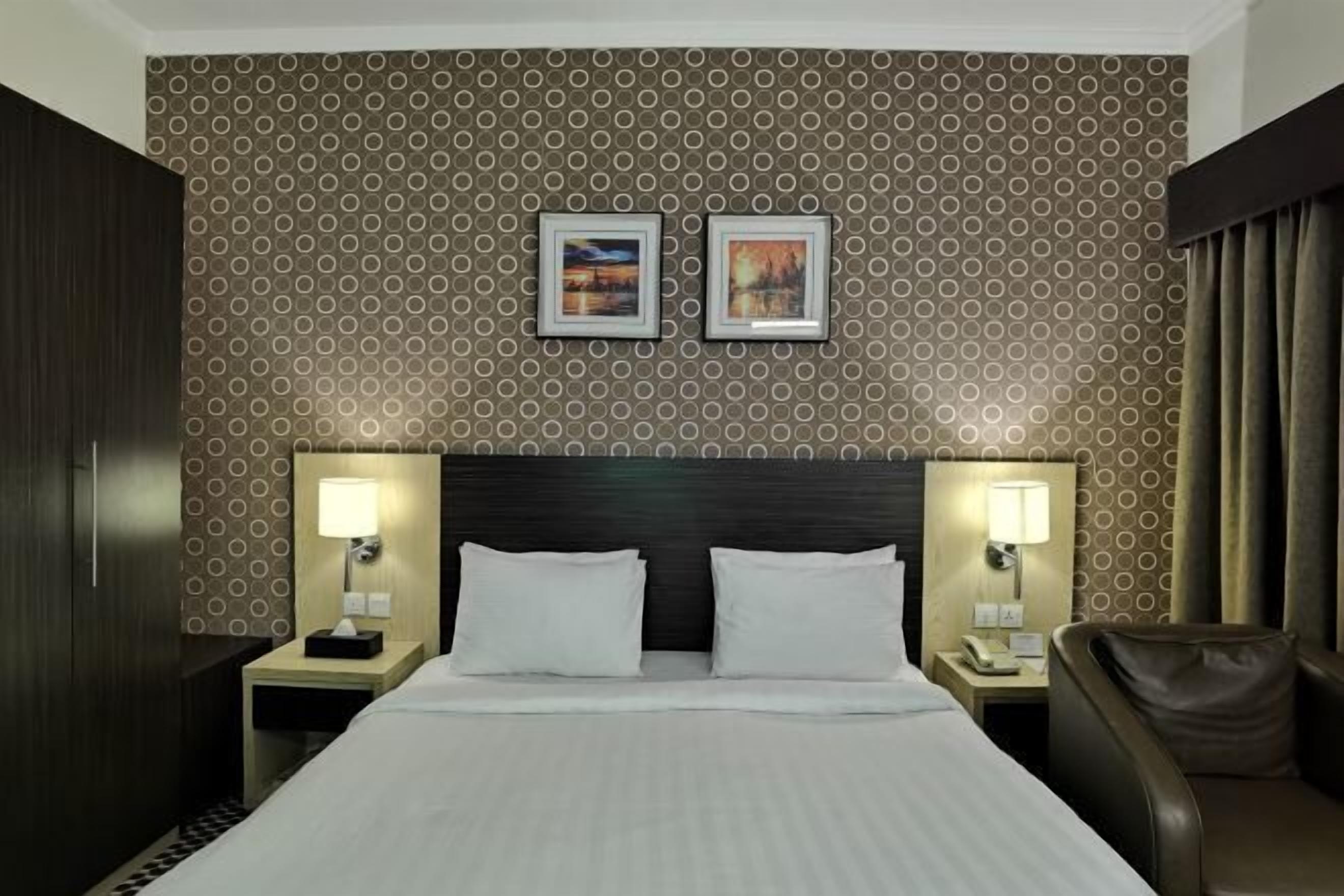 Frigobar, cofres nos quartos, escrivaninha