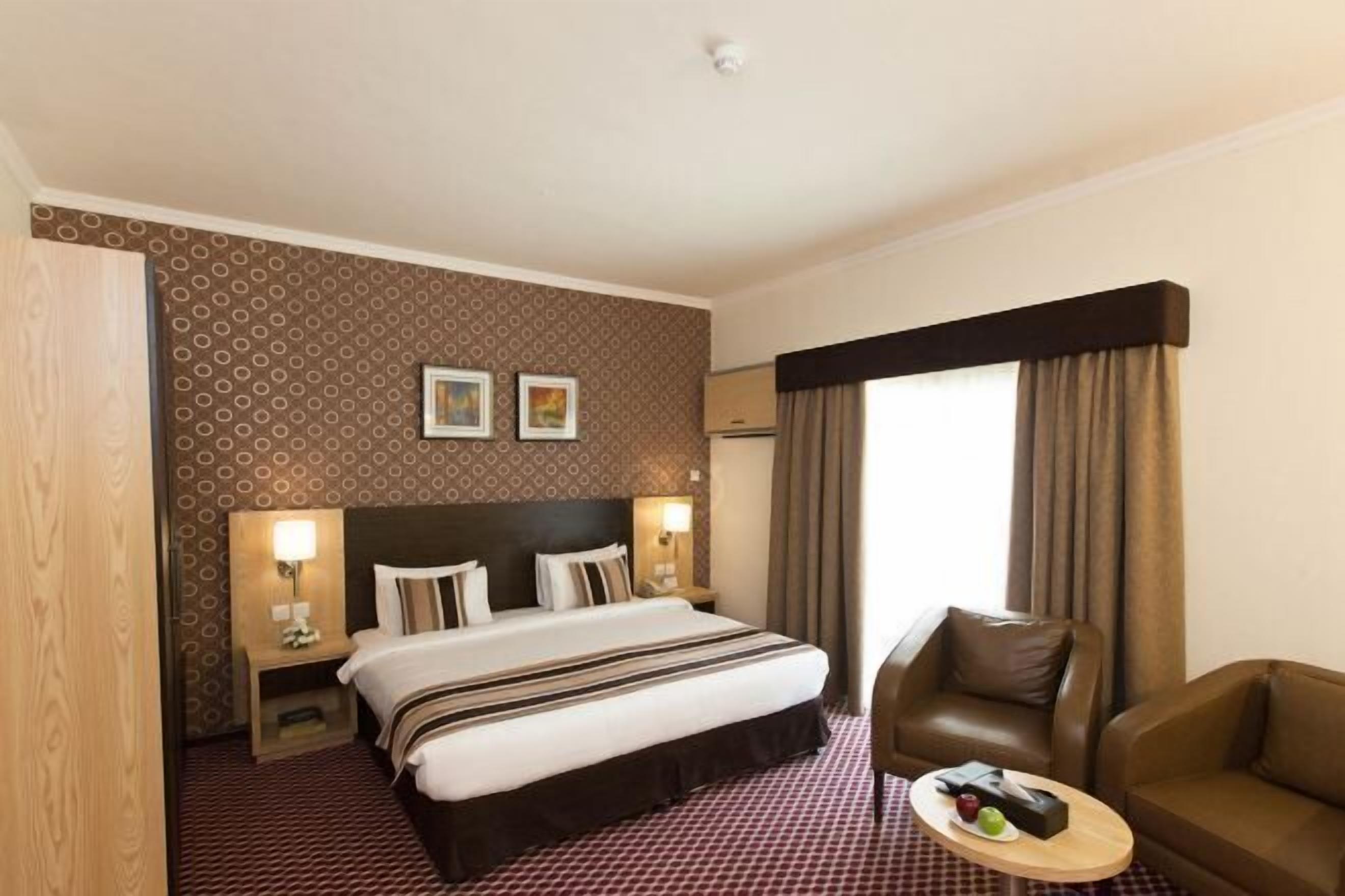 Frigobar, cofres nos quartos, escrivaninha