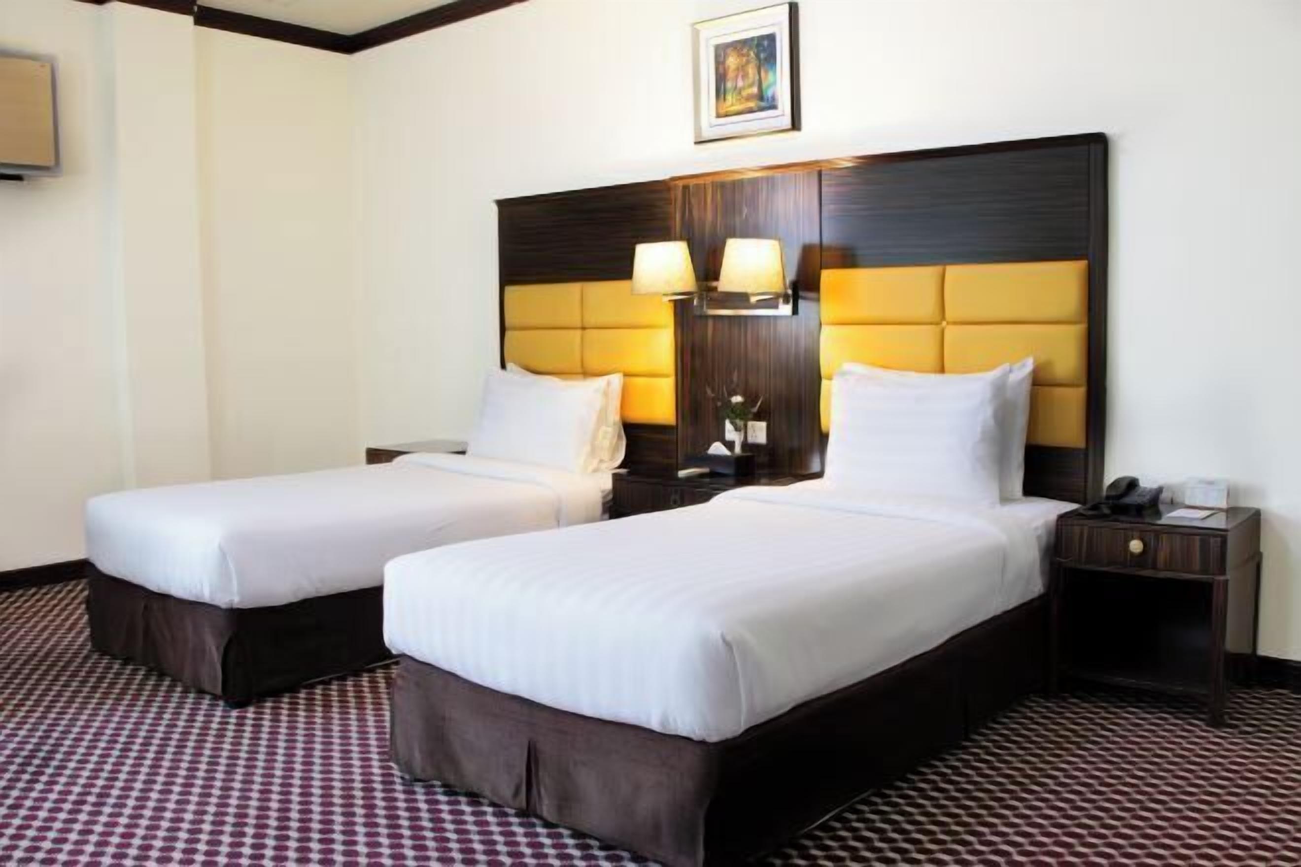 Frigobar, cofres nos quartos, escrivaninha