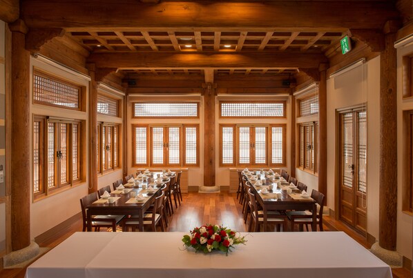 Serveert ontbijt, lunch en diner