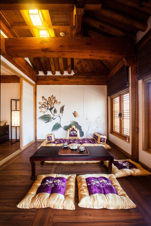 Minibar con artículos gratuitos y caja de seguridad en la habitación 