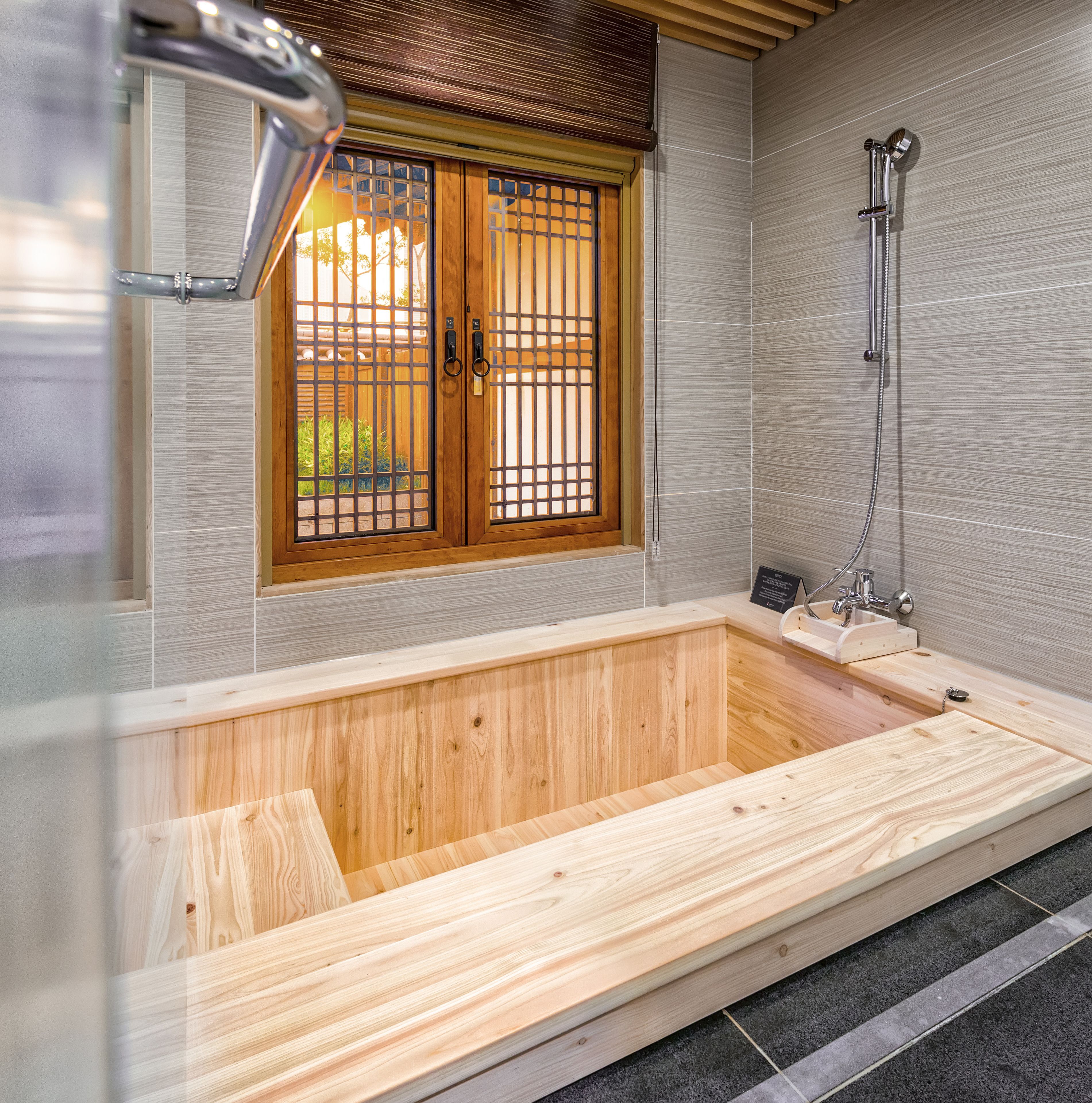 Bañera y ducha independientes y bañera profunda