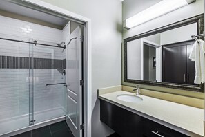 Ensemble douche/baignoire, articles de toilette gratuits, sèche-cheveux