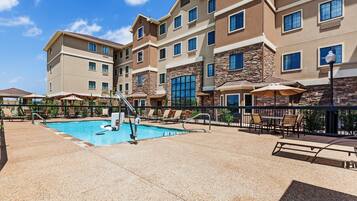 Outdoor pool, pool loungers