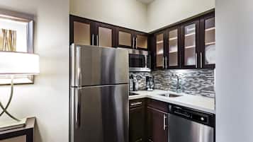 Studio Suite, 1 Queen Bed, Kitchen | Private kitchen