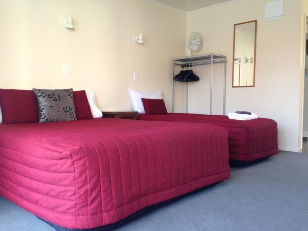 خزنة داخل الغرفة وتجهيزات عازلة للصوت ومكواة/لوح كي وواي فاي مجانًا