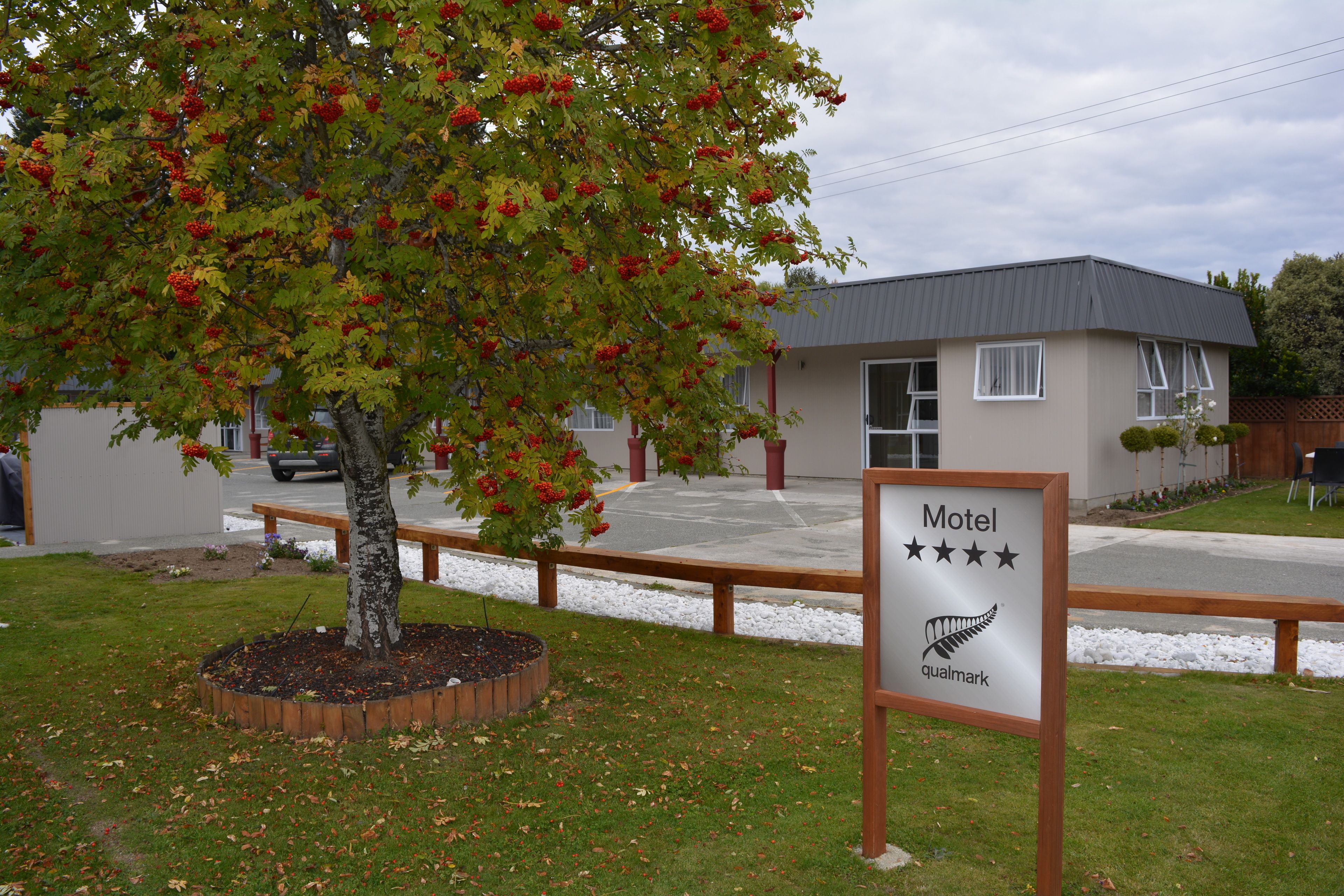 Un motel avec une enseigne indiquant un classement de 4 étoiles.