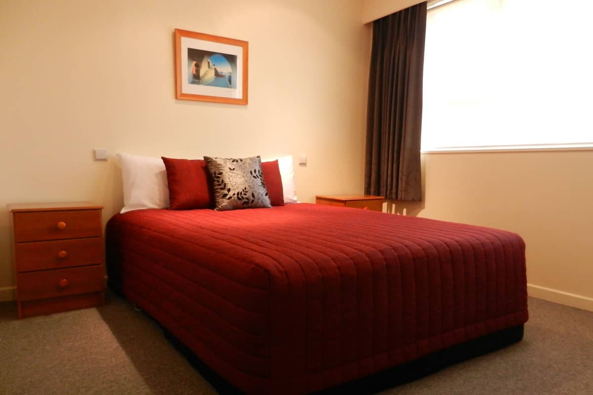 1 kamar tidur, brankas, kedap suara, dan setrika/meja setrika