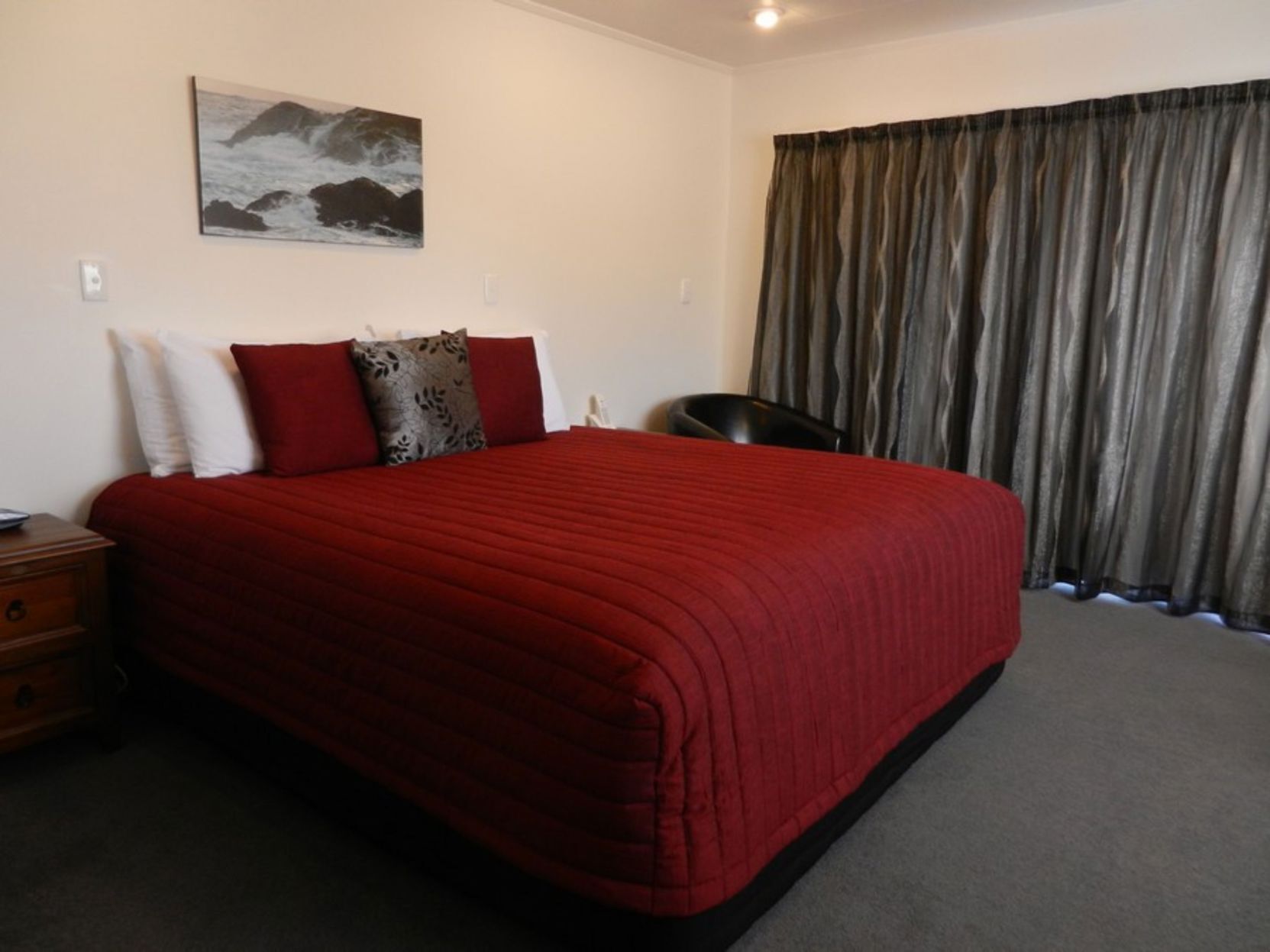 خزنة داخل الغرفة وتجهيزات عازلة للصوت ومكواة/لوح كي وواي فاي مجانًا