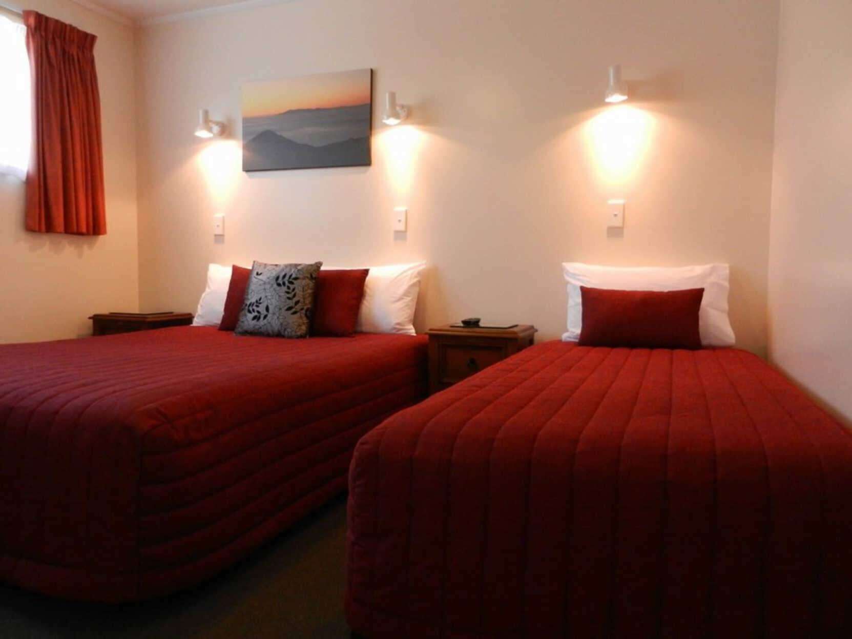 خزنة داخل الغرفة وتجهيزات عازلة للصوت ومكواة/لوح كي وواي فاي مجانًا