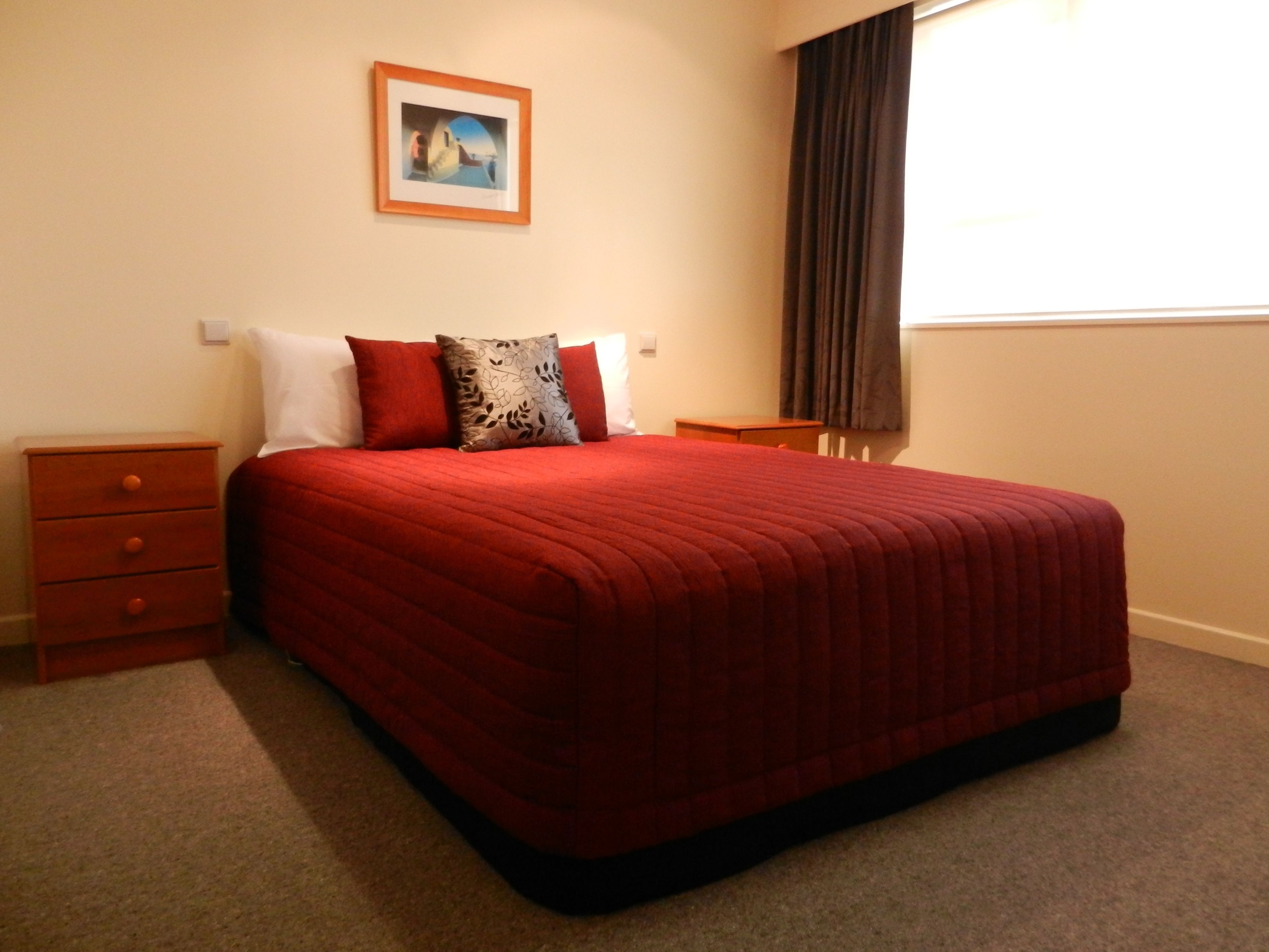 خزنة داخل الغرفة وتجهيزات عازلة للصوت ومكواة/لوح كي وواي فاي مجانًا