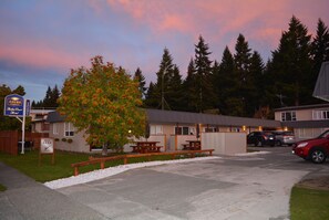 Property grounds - Amber Court Motel (Te Anau)
