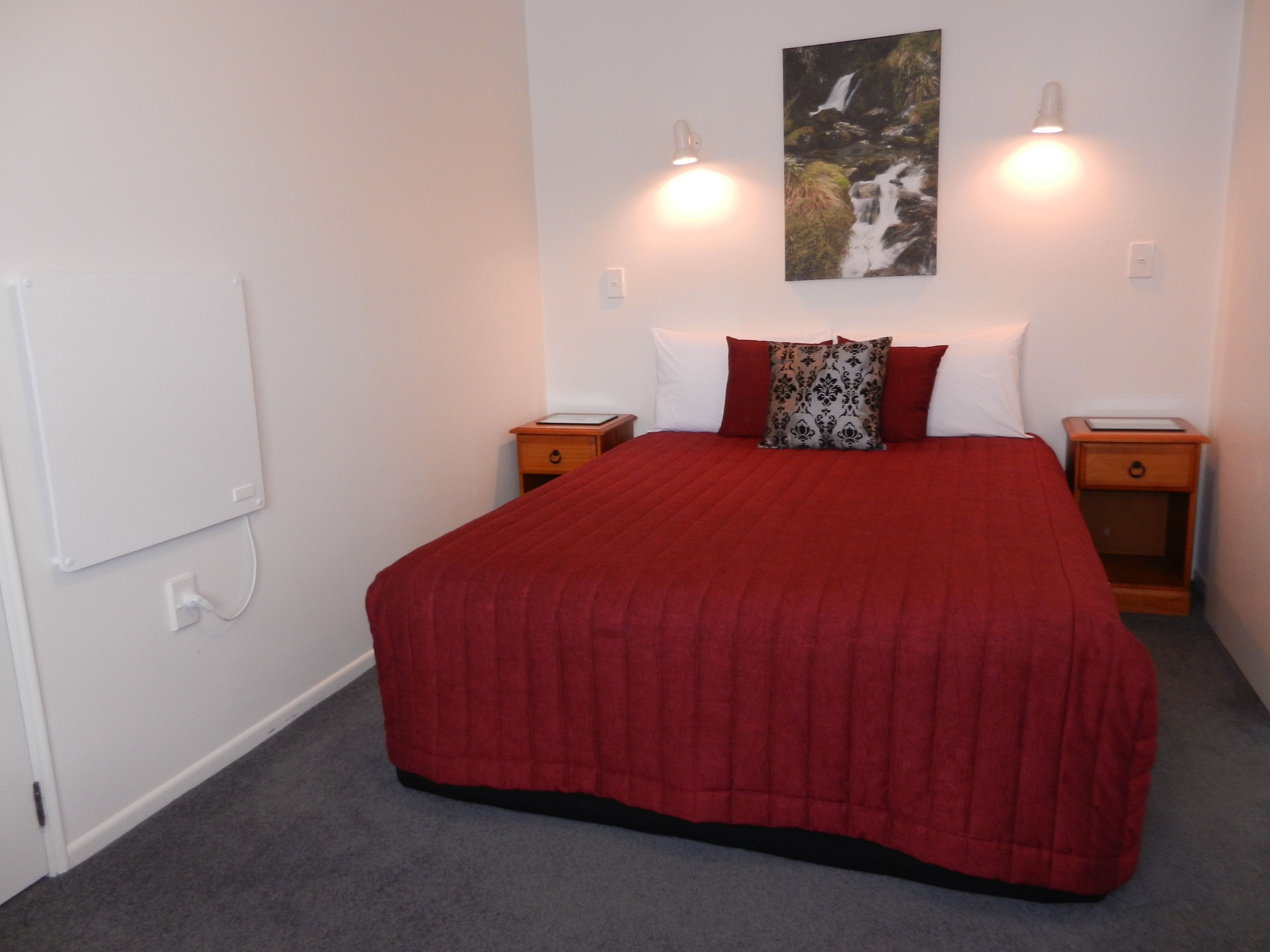 خزنة داخل الغرفة وتجهيزات عازلة للصوت ومكواة/لوح كي وواي فاي مجانًا