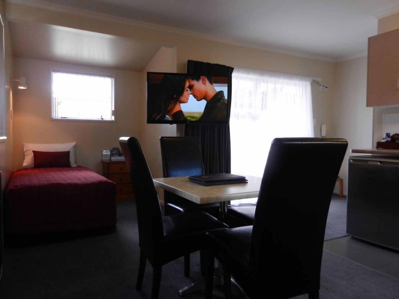 خزنة داخل الغرفة وتجهيزات عازلة للصوت ومكواة/لوح كي وواي فاي مجانًا