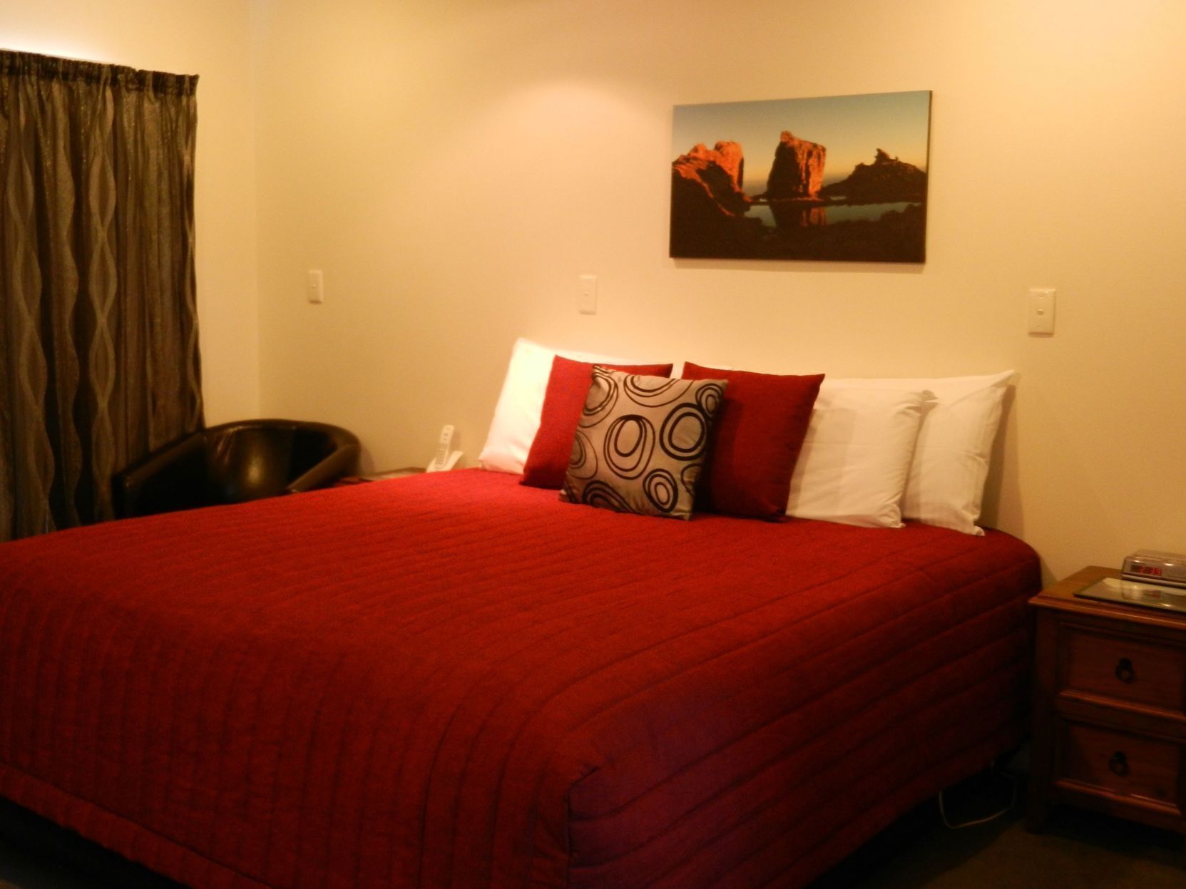 خزنة داخل الغرفة وتجهيزات عازلة للصوت ومكواة/لوح كي وواي فاي مجانًا