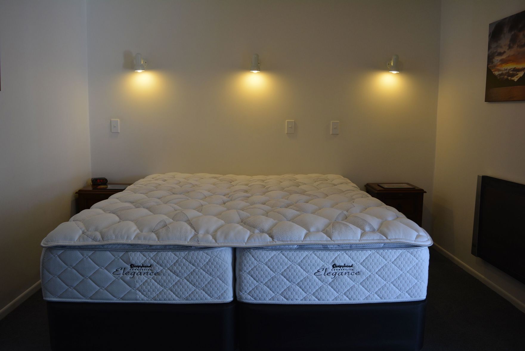 خزنة داخل الغرفة وتجهيزات عازلة للصوت ومكواة/لوح كي وواي فاي مجانًا