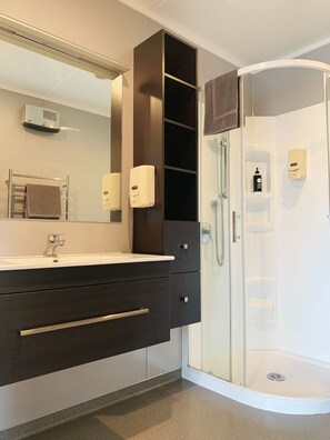 Family One Bedroom Apartment | Bathroom | Free toiletries, hair dryer, towels - Amber Court Motel (Te Anau)
