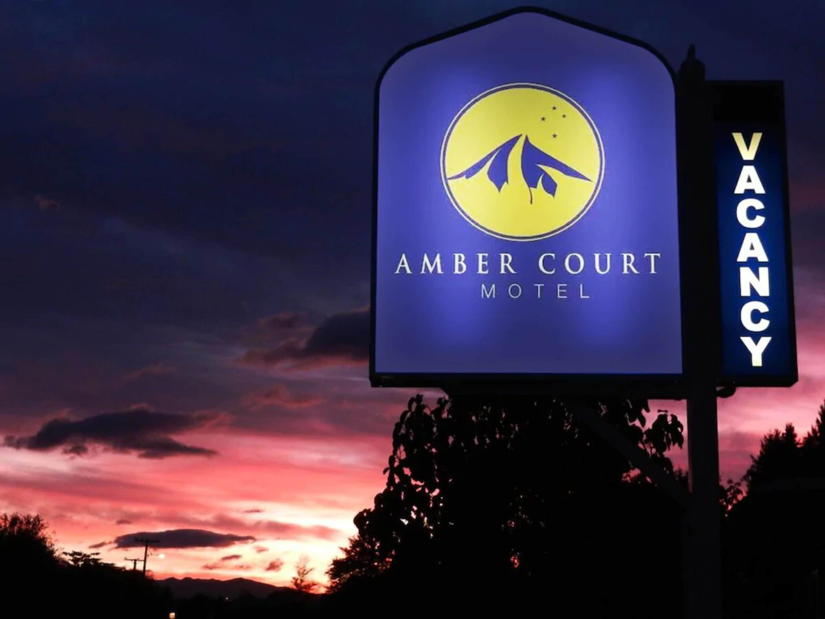 A sign for Amber Court Motel with a vacancy notice.