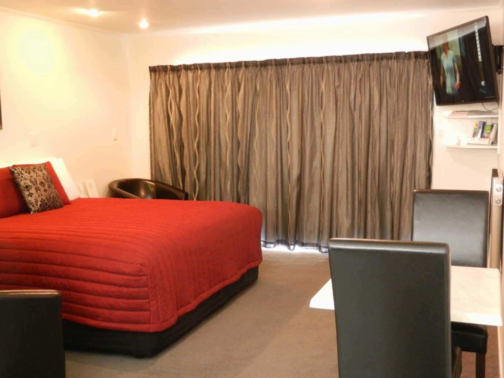 خزنة داخل الغرفة وتجهيزات عازلة للصوت ومكواة/لوح كي وواي فاي مجانًا