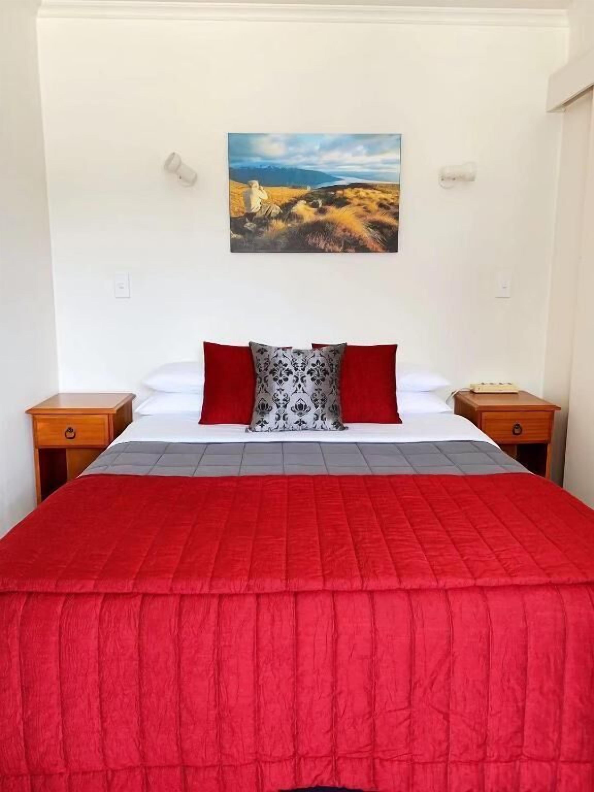 خزنة داخل الغرفة وتجهيزات عازلة للصوت ومكواة/لوح كي وواي فاي مجانًا