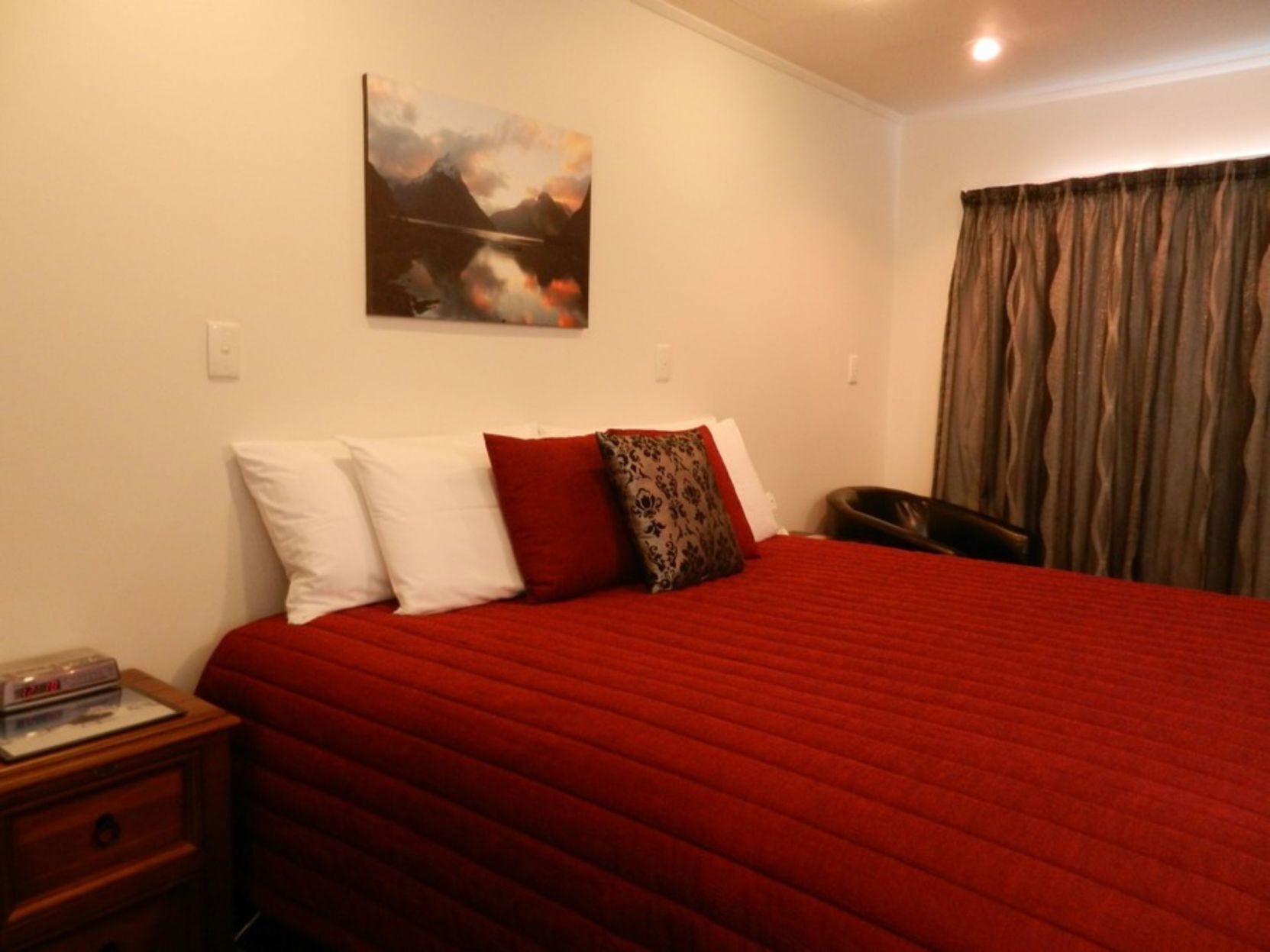 خزنة داخل الغرفة وتجهيزات عازلة للصوت ومكواة/لوح كي وواي فاي مجانًا