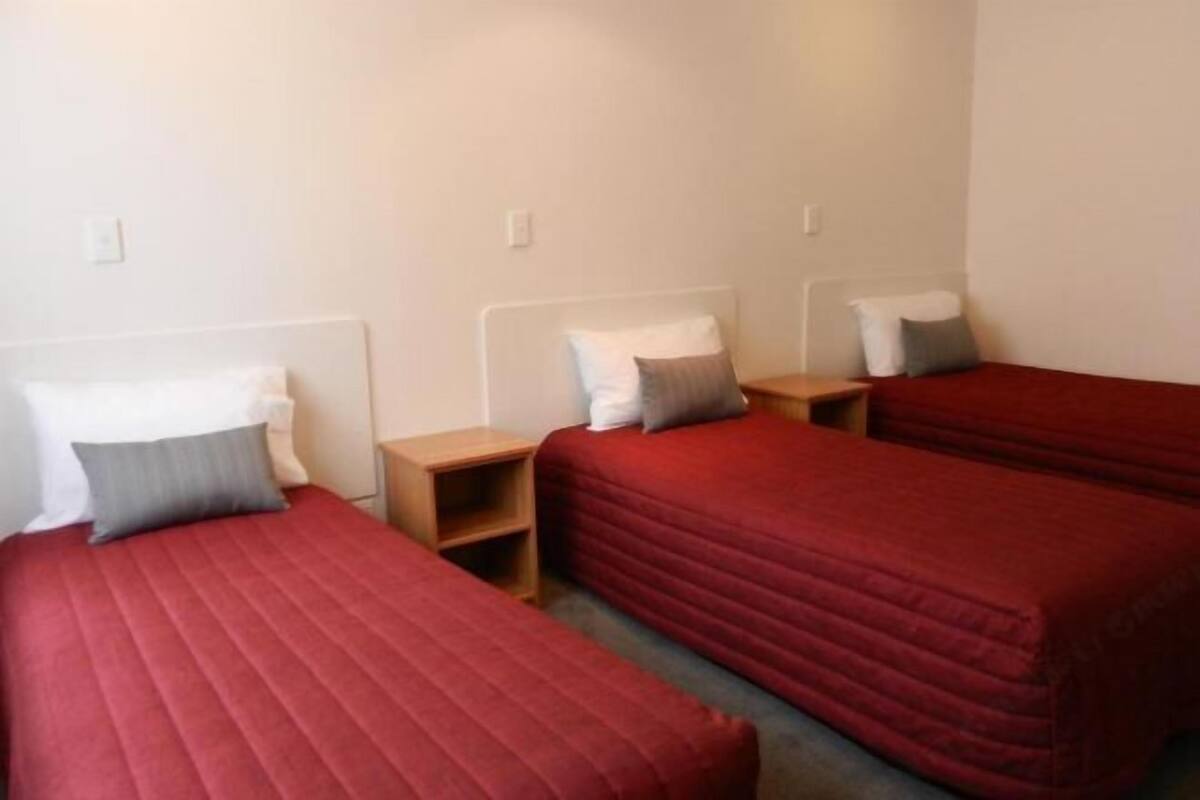 1 kamar tidur, brankas, kedap suara, dan setrika/meja setrika