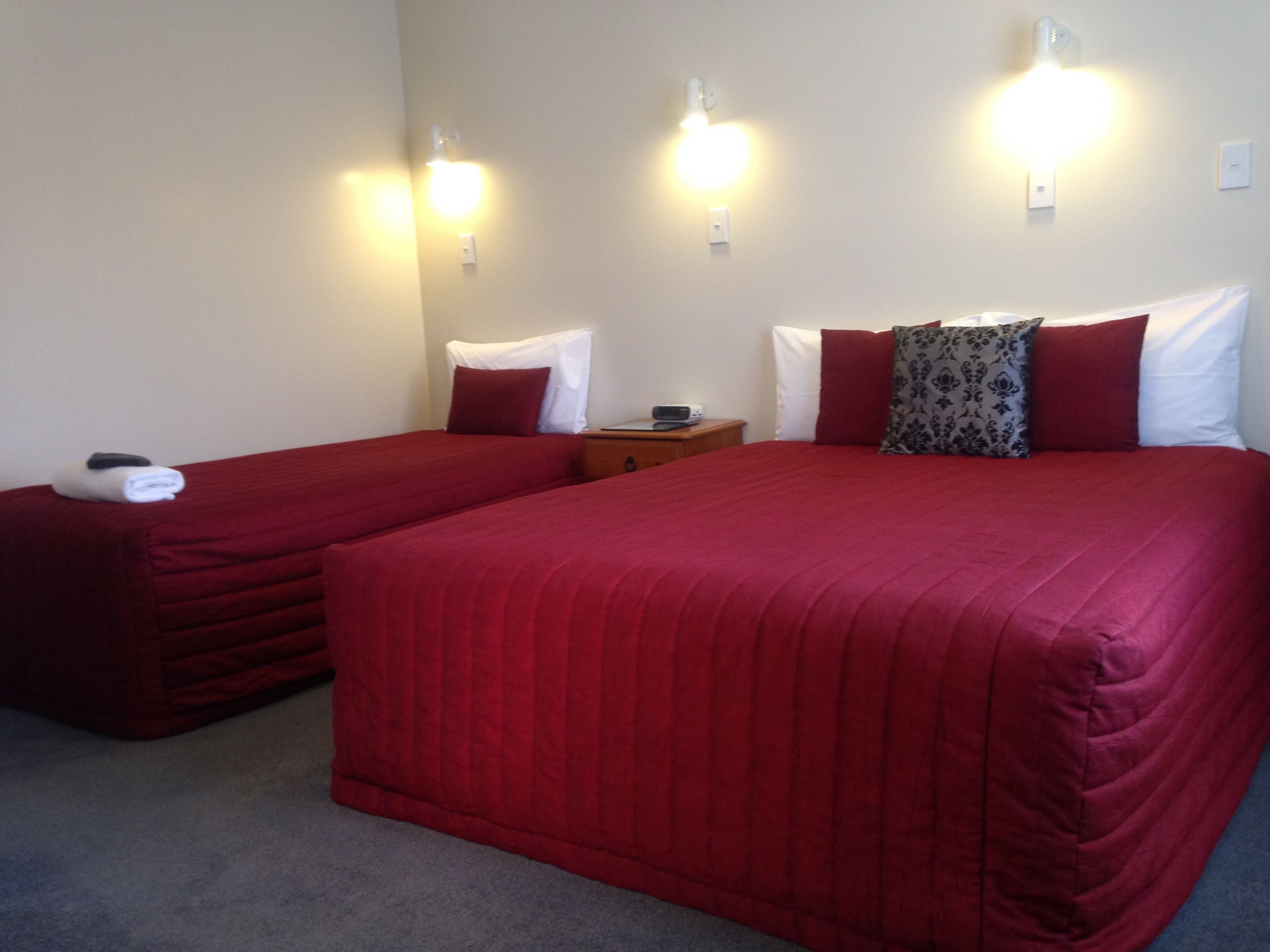 خزنة داخل الغرفة وتجهيزات عازلة للصوت ومكواة/لوح كي وواي فاي مجانًا