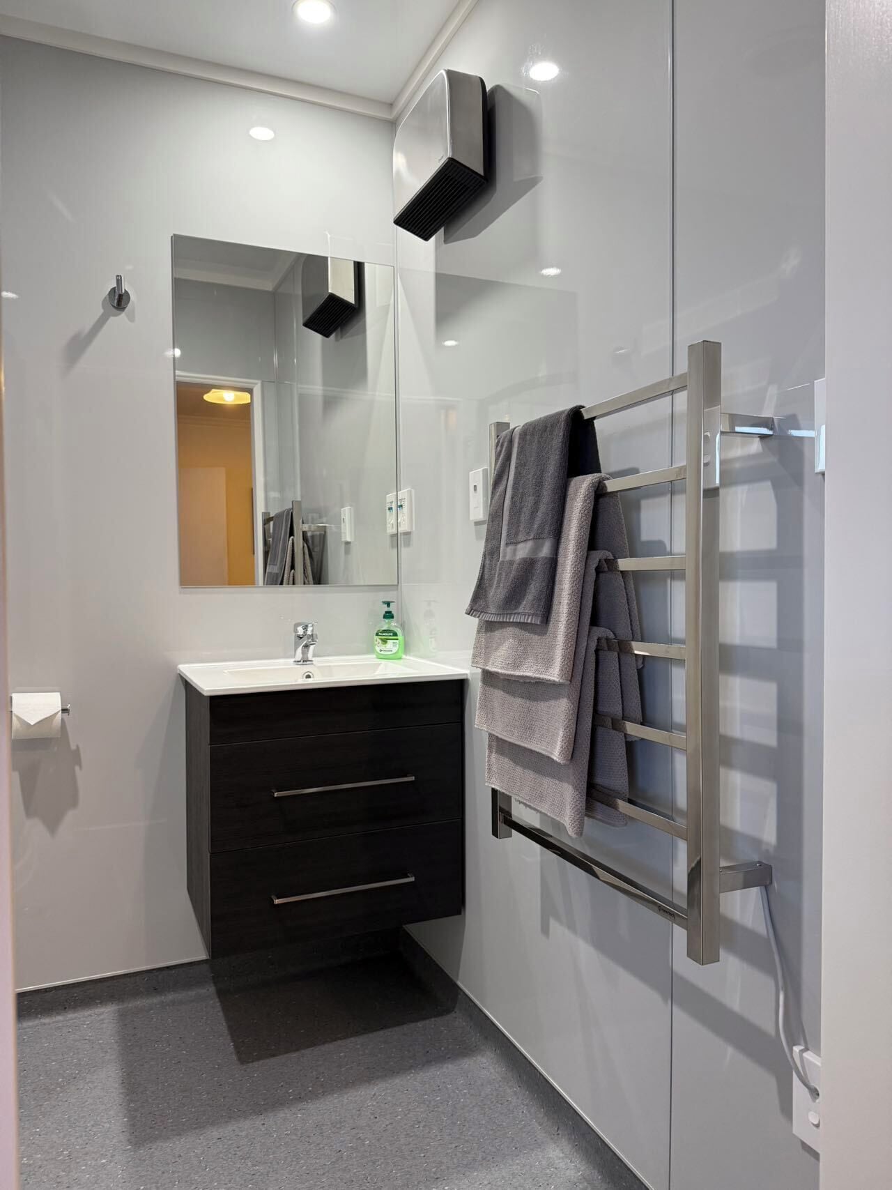 Apartamento, 1 habitación | Baño | Artículos de higiene personal gratuitos, secador de pelo y toallas