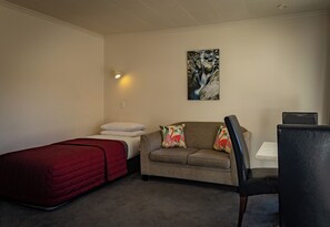 One Bedroom Apartment | In-room safe, soundproofing, iron/ironing board, free WiFi - Amber Court Motel (Te Anau)