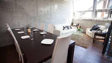 Appartement, 3 chambres | Restauration dans la chambre