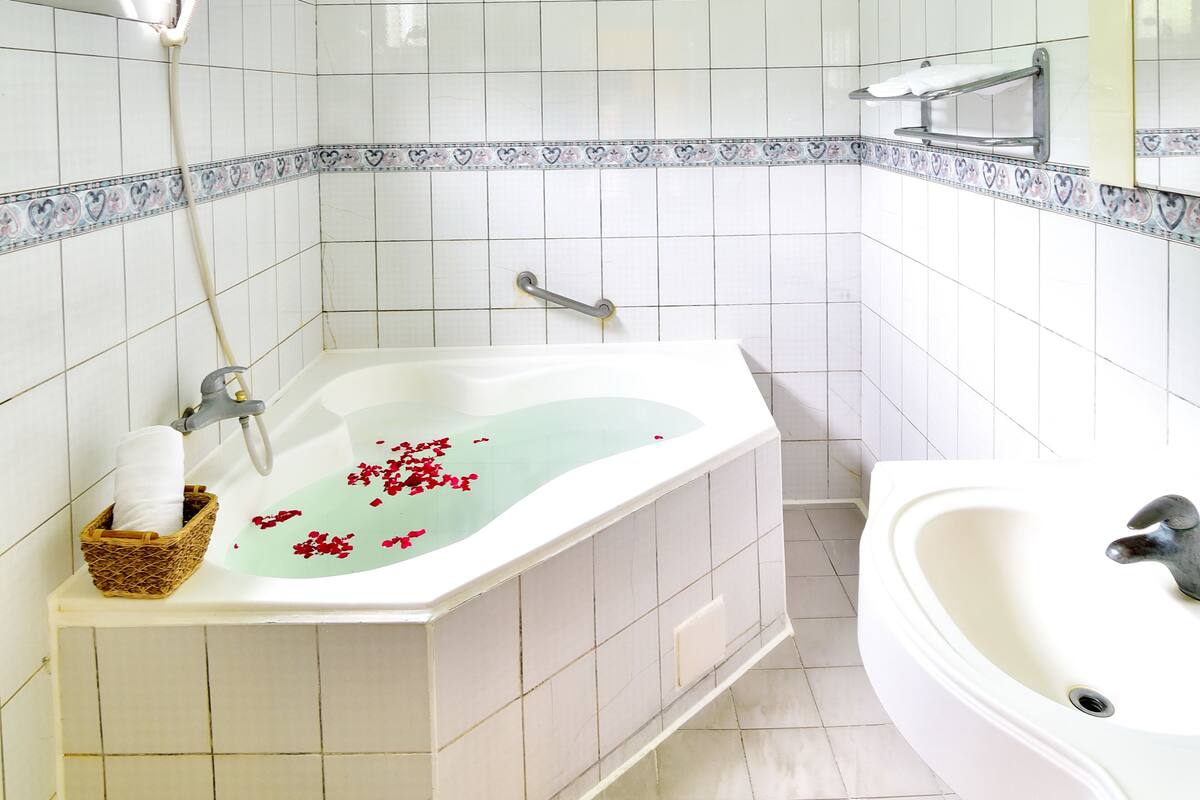 deep-soaking bathtub