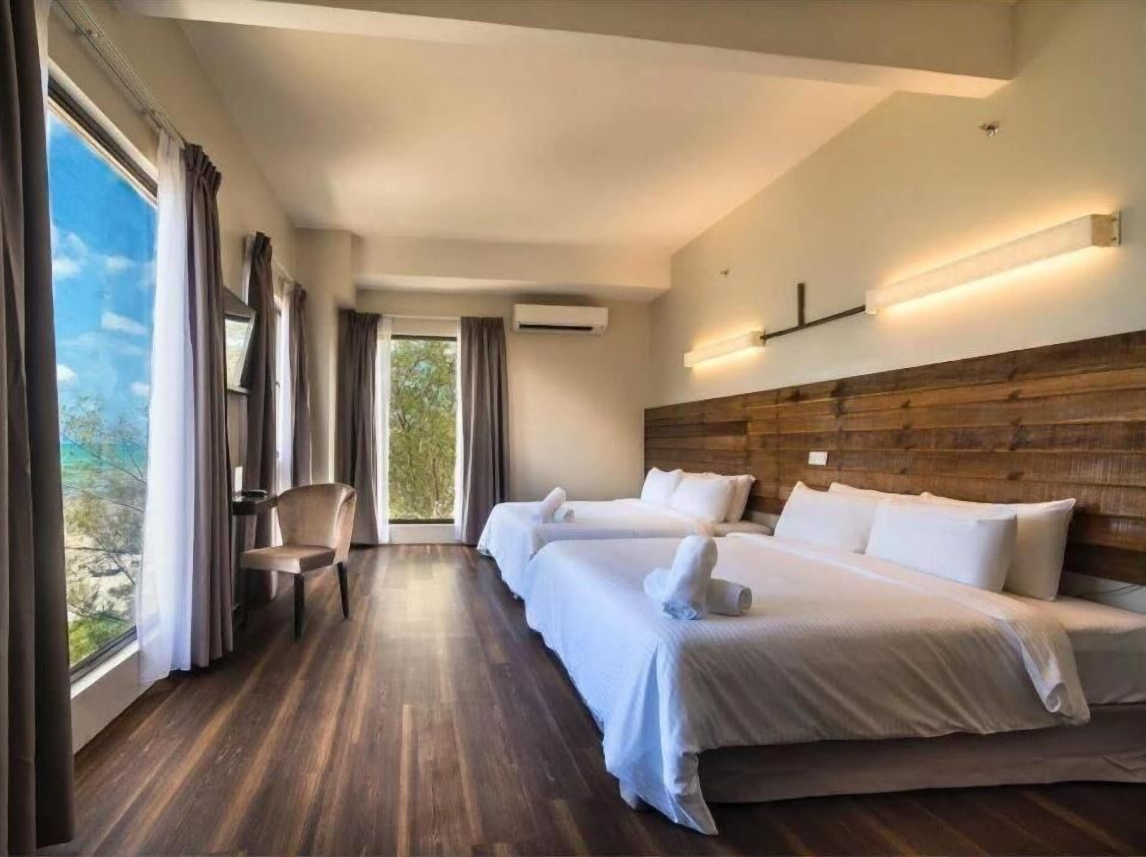 Minibar, Zimmersafe, Schreibtisch, Verdunkelungsvorhänge