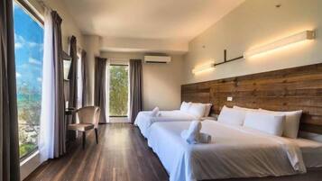 Minibar, Zimmersafe, Schreibtisch, Verdunkelungsvorhänge