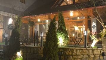 Fassade der Unterkunft – Abend/Nacht