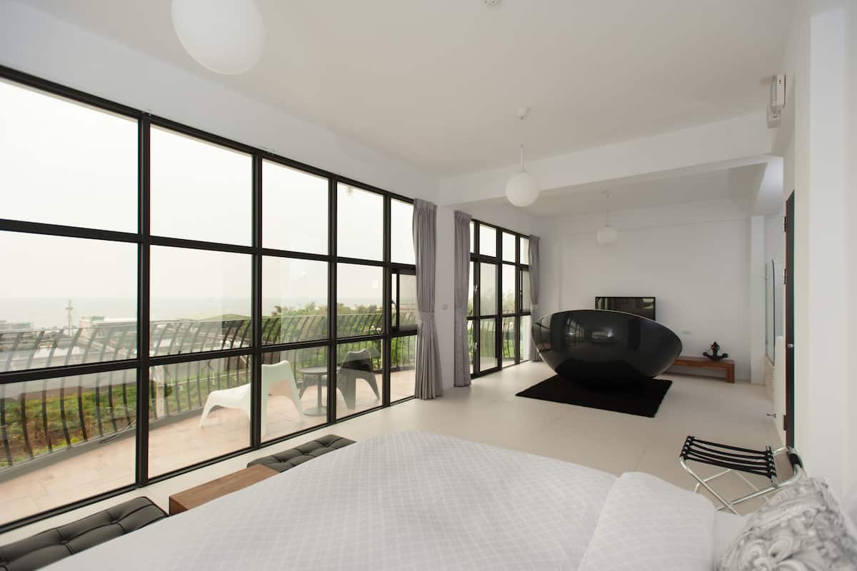 Luxury Double Room, 1 Queen Bed, Balcony, Sea Facing | Living area | Flat-screen TV