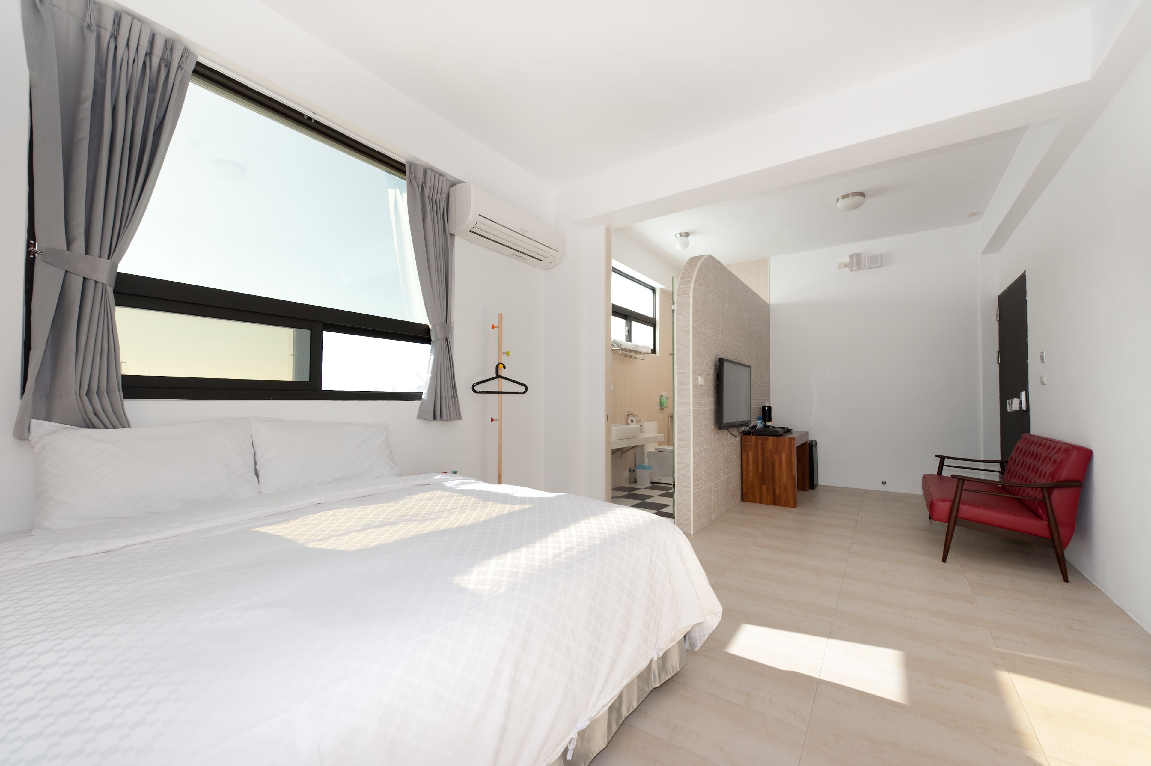 double room | living area | flat-screen tv