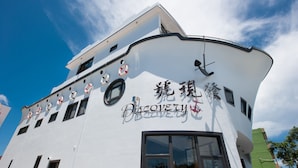 Un edificio blanco con techo curvo y un letrero que dice 'Discovery'.