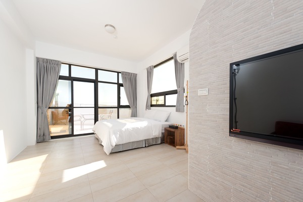 Ropa de cama de alta calidad, escritorio y sistema de insonorización