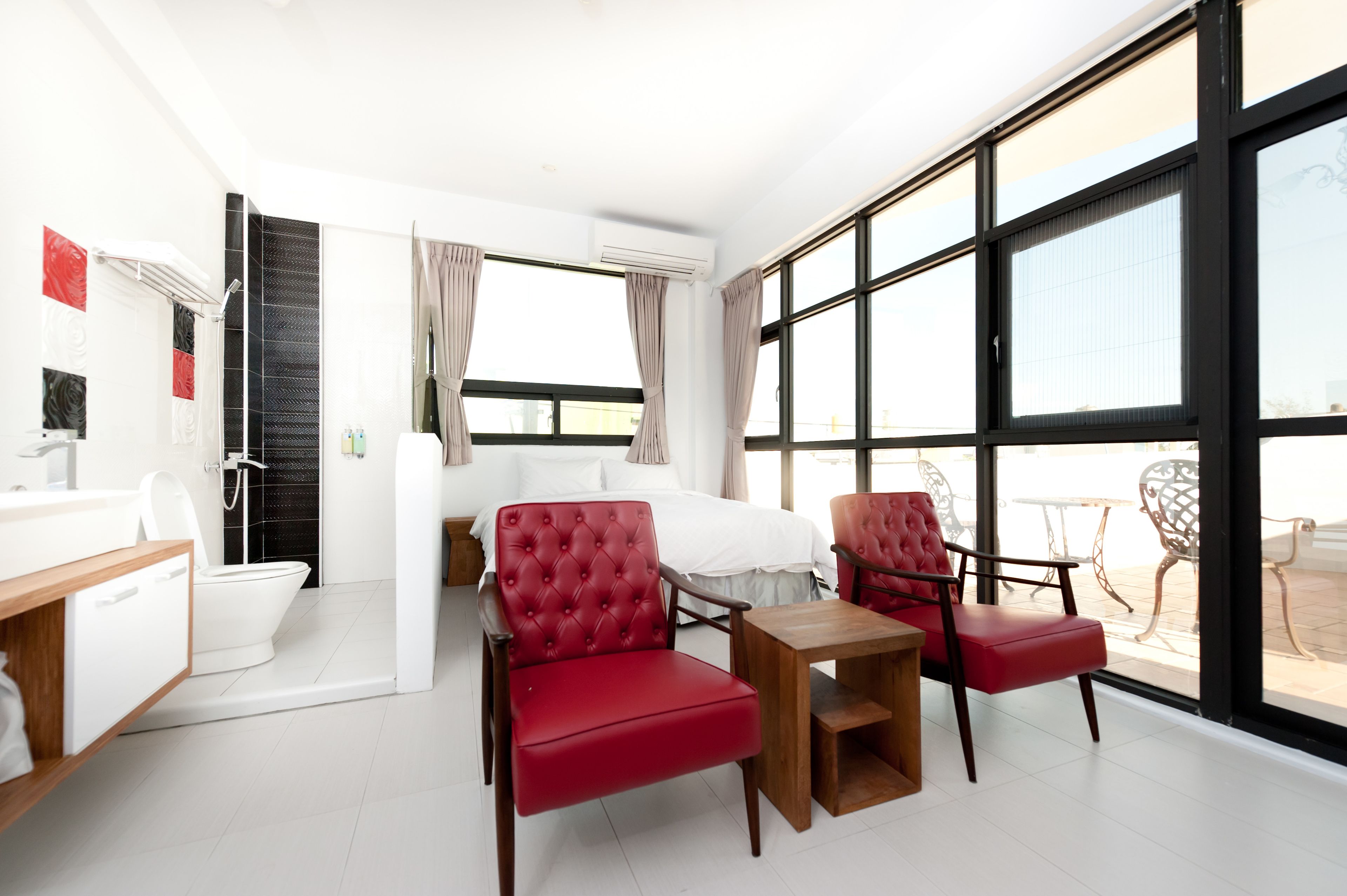 double room | premium bedding, desk, soundproofing, rollaway beds